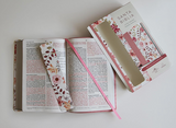 Biblia Reina Valera 1960 letra grande. Piel rosada con flores, tamaño manual / Spanish Bible RVR 1960 Large Print. Imitation Pink Leather With Flowers (Spanish Edition)